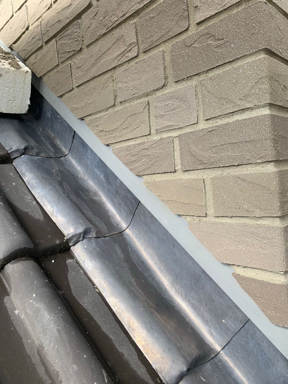 Handwerkliche Detailarbeit an Dach und Fassade