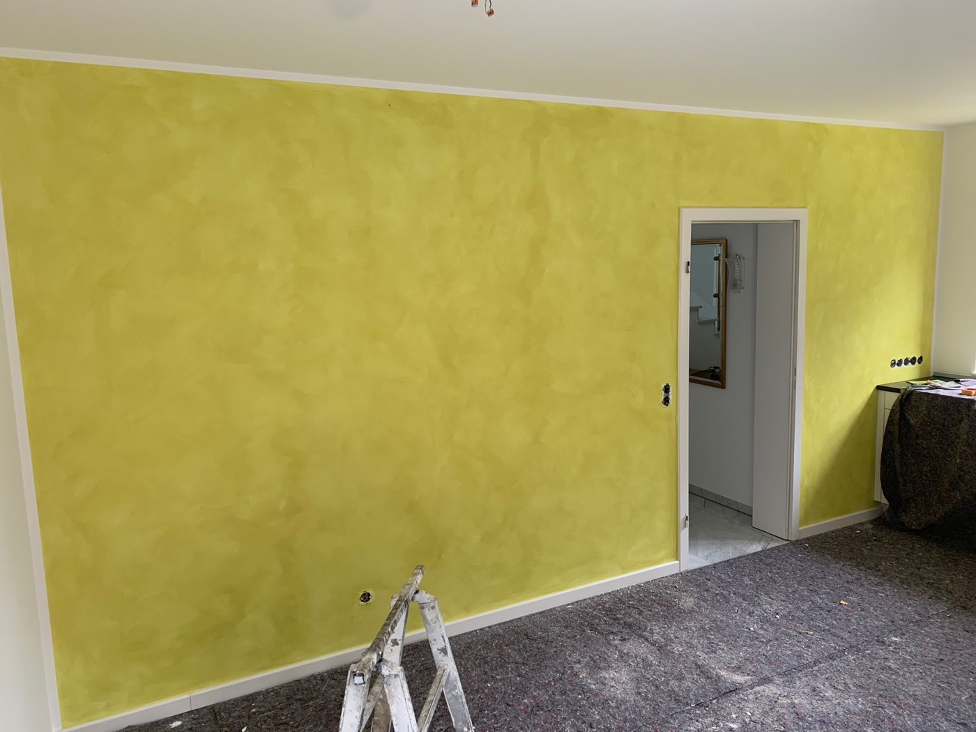Dekor im Detail, freihändig lackiert
