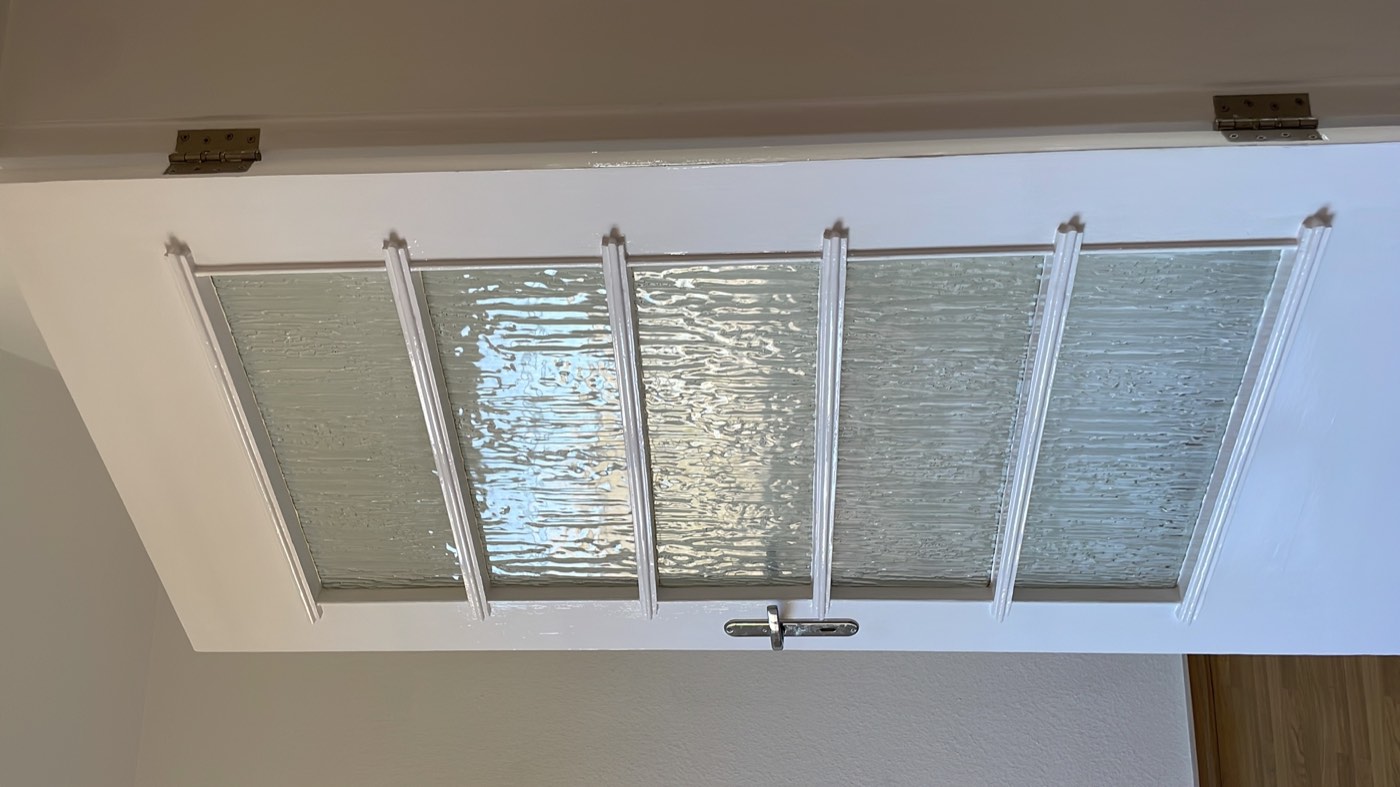 Lackierte Tür mit Riffelglas